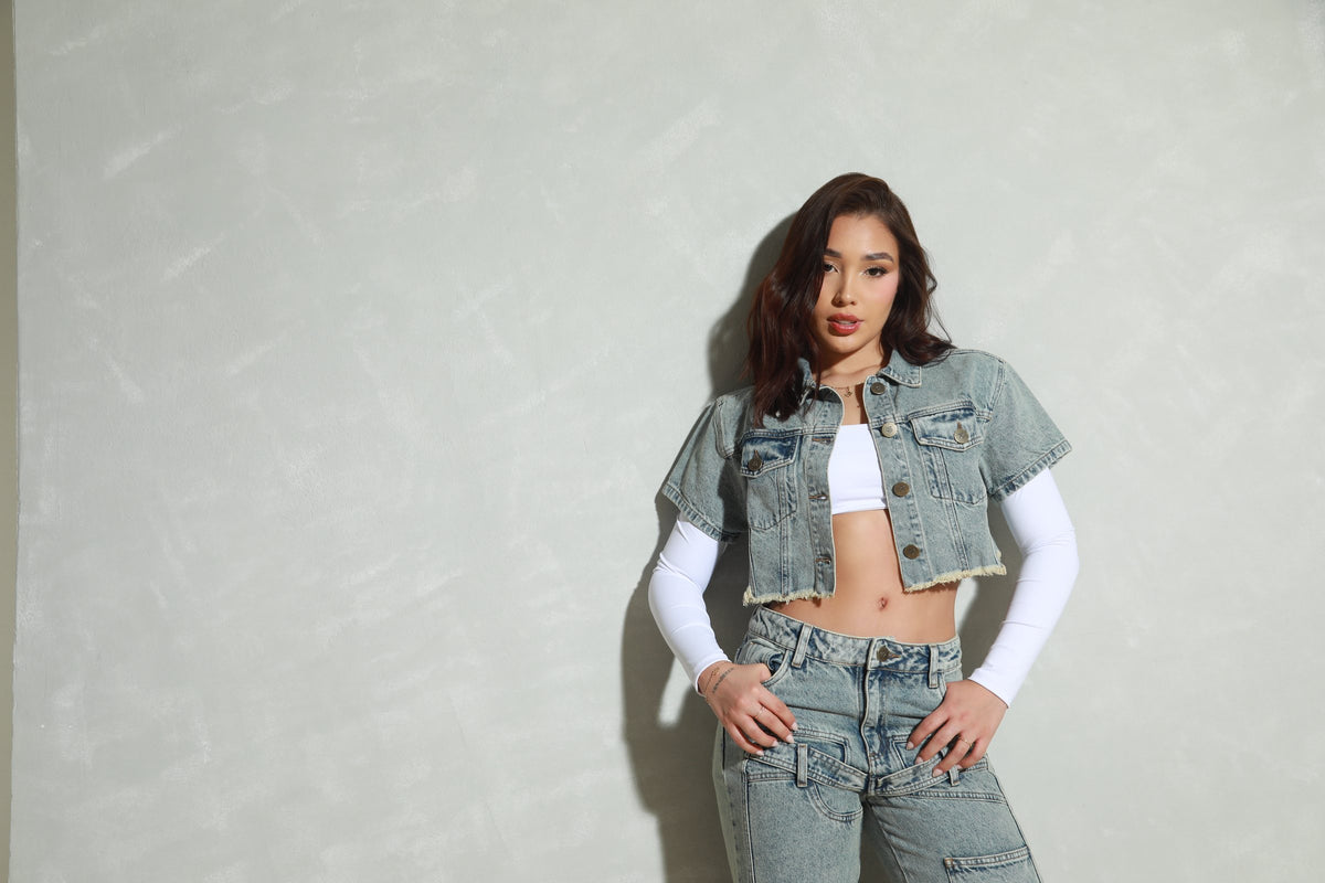 Modelo con conjunto de jean de Sara Corrales Boutique